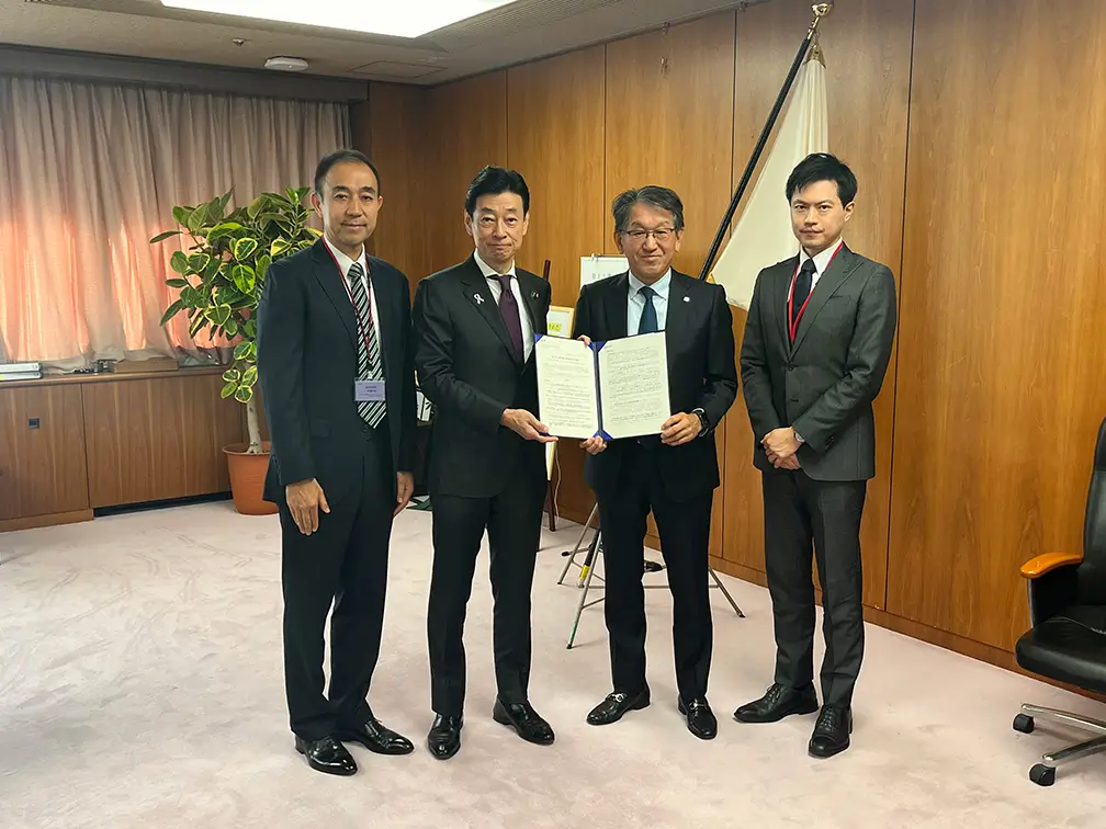 Ricoh Chairperson hands policy proposal on accelerating decarbonization